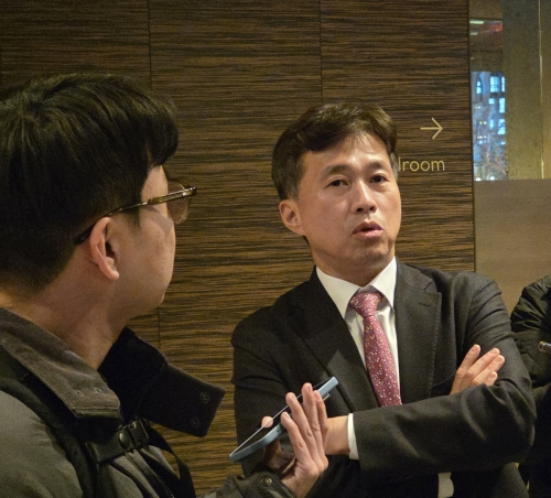 곽노정 SK하이닉스 사장이 지난 19일 세미콘코리아 2025 리더십 디너 행사 이후 취재진을 만나 질문에 답하고 있다. 사진=연합뉴스