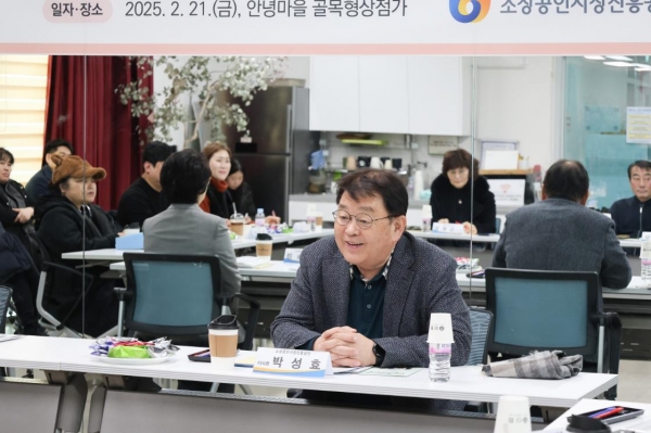 박성효 소상공인시장진흥공단 이사장이 21일 대전 안녕마을 골목형상점가에서 배달·택배비 지원 수혜업체의 이야기를 청취하고 있다.