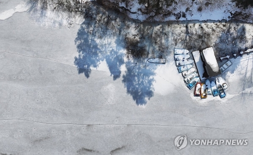 절기상 우수를 나흘 앞둔 지난 14일 경기도 안성시 금광호수 낚싯배들이 아직 녹지 않은 얼음 속에서 봄을 기다리고 있다.