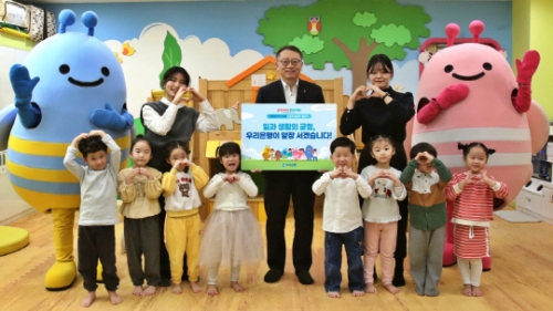 정진완(가운데) 우리은행장이 본점 어린이집에서 저출생 위기 극복 금융권 릴레이 챌린지에 참여해 기념촬영을 하고 있다. [사진=우리은행]