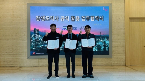 안성석 국가철도공단 영남본부장(가운데)이 24일 SK에너지 울산CLX 본관 1층에서 최진영 상생연대협력사협의체 대표(왼쪽), 서관희 SK에너지 기술설비본부장(오른쪽)과 협약을 체결한 후 기념촬영을 하고 있다.