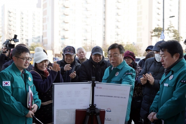 신상진 성남시장이 24일 모란시장 상인들에게 모란생태공원 지평식 주차장 사업에 대해 설명하고 있다.