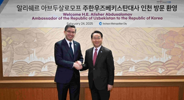 유정복 인천광역시장이 24일 시청 대접견실에서 알리쉐르 압두살로모프(Alisher ABDUSALOMOV) 주한우즈베키스탄 대사를 접견하고 기념촬영을 하고 있다.