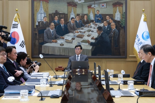 이창용 한국은행 총재가 25일 서울 중구 한국은행 본관에서 열린 금융통화위원회 본회의에서 발언하고 있다. [사진=한국은행]