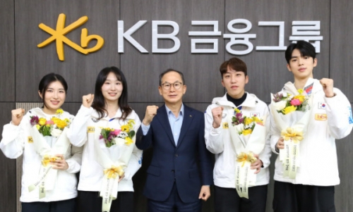 양종희(가운데) KB금융 회장이 하얼빈 아시안게임에 출전한 최민정·차준환·김길리·박지원 선수 등과 기념사진을 촬영하고 있다. [사진=KB금융]