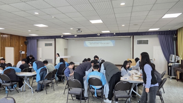 25일 부산시 소재 중구장애인주간보호센터에서 국가철도공단 영남본부 봉사자 등 관계자들이 장애아동들과 함께 원데이클래스를 진행하고 있다.
