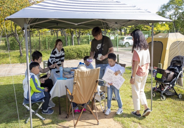 송도스포츠파크 캠핑장에서 가족들이 즐기고 있다.(사진제공=인천환경공단)