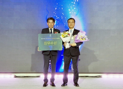 ▲ 25일 서울 올림픽파크텔에서 열린 대한체육회 체육상 시상식 단상에서 박종혁 SK슈가글라이더즈 단장(오른쪽)과 강신성 대한체육회 부회장이 기념촬영을 하고 있다. [사진= SK엔무브 제공]