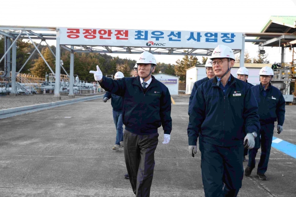 석유공사 김동섭 사장(사진 왼쪽)이 해빙기 안전사고 예방을 위해 동해비축기지 현장을 점검하고 있다.