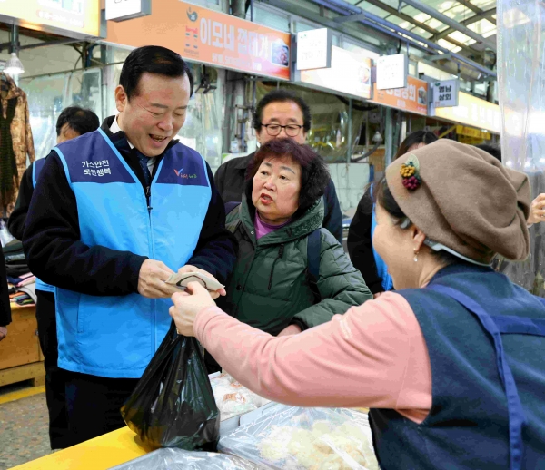 (왼쪽) 한국가스안전공사 박경국 사장이 서울 서대문구의 영천시장에서 진행한 전통시장 장보기 행사에서 상인과 대화하고 있다.