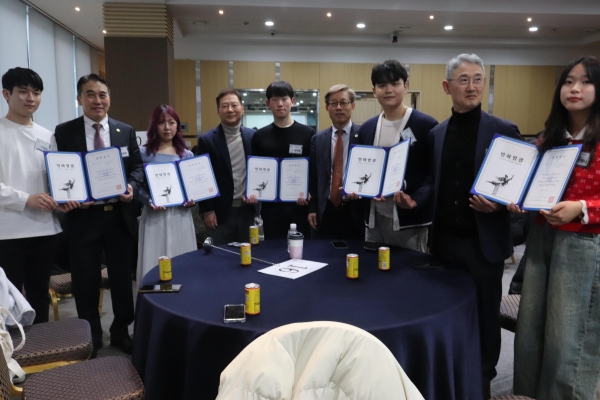 김두한 (재)인하대동문장학회 이사장(오른쪽에서 4번째)과 장학금 수여자들이 장학생들에게 장학증서를 수여했다.
