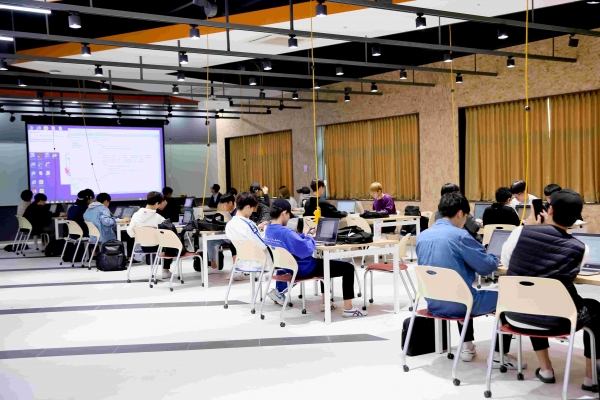 창의IT센터에서 실습 중인 경복대학교 소프트웨어융합학과 학생들 모습 (사진제공=경복대학교)