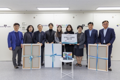 (왼쪽부터)HD현대1%나눔재단 문상철 감사, 박미석 이사, 대한사회복지회 강대성 회장, HD현대1%나눔재단 최수종 이사, 마스터피스제작소 조수현 선생님, 김소연 선생님, HD현대1%나눔재단 양옥경 이사, 권오갑 이사장, 이봉주 이사