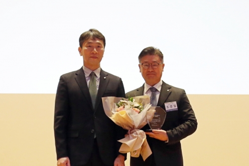지난 26일 금감원 본원에서 열린 시상식에서 이복현(왼쪽) 금융감독원장과 조문일 신한카드 CCO가 기념 촬영을 하고 있다. [사진=신한카드]