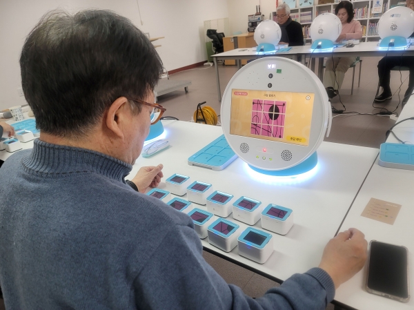 시니어프렌즈 사업단 어르신들이 직무교육을 받고 있다.(사진제공=성남시)