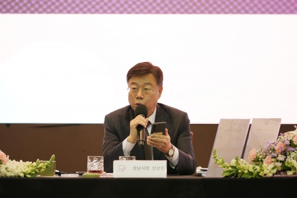 신상진 성남시장이 시민과의 새해인사회에서 업무용 휴대폰을 들고 바로 문자 서비스에 대해 설명하고 있다.