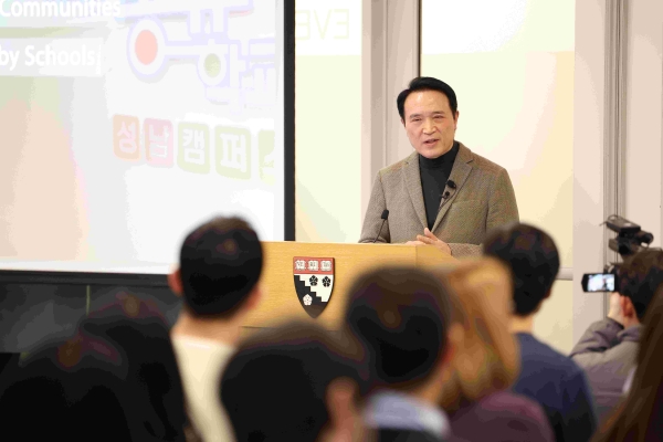 임태희 경기도교육감이 26일(현지시간) 오후 미국 매사추세츠주 보스턴 캠브리지 하버드대에서 하버드 학생과 교수, 학교 관계자 등 150여 명을 대상으로 '한국(경기도) 교육의 교육개혁: 학생 맞춤형 교육과 인공지능의 역할'을 주제로 특강에 이은 질의응답(Q&A)을 진행했다.