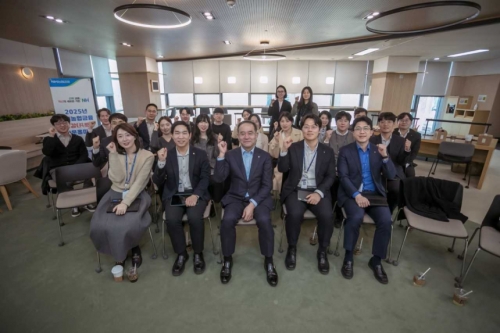 이찬우(앞줄 가운데) NH농협금융지주 회장이 청년 직원들과 타운홀 미팅을 진행했다. [사진=NH농협금융]