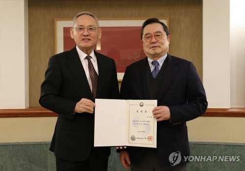 유인촌 문화체육관광부 장관(왼쪽)이 28일 서울 서초구 예술의전당에서 구자열 신임 예술의전당 이사장에게 임명장을 수여한 뒤 기념촬영을 하고 있다.[사진=문화체육관광부]