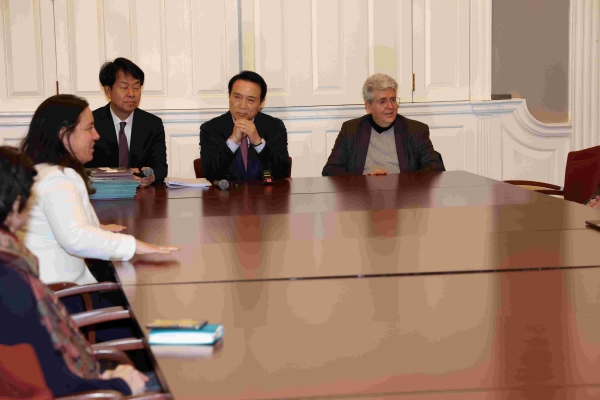 임태희 교육감은 27일(현지시간) 오후 4시 미국 매사추세츠주 하버드대학교 엘리엇 리먼 룸에서 하버드대 교수 20여 명과 간담회를 가졌다.