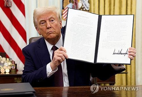 가상화폐 관련 행정명령 서명한 도널드 트럼프 미국 대통령.