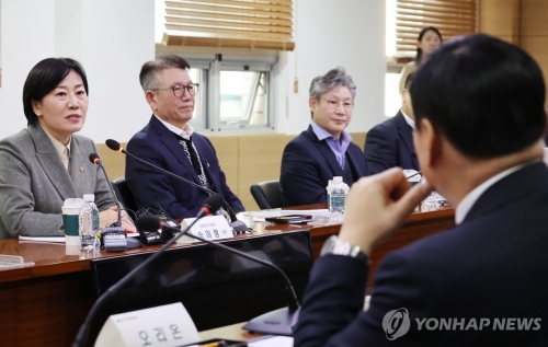 송미령 농림축산식품부 장관의 발언을 듣는 식품업계 관계자들.