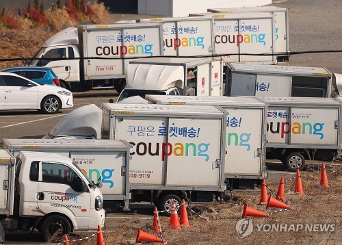 서울의 한 쿠팡 캠프에 주차된 배송차량 모습