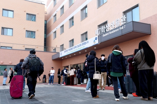▲ 한양대학교 제7 학생생활관에 입주하는 학생들의 모습 [사진= 성동구 제공]