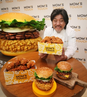 에드워드 리 세프가 맘스터치와 협업해 선보인 '에드워드 리 셰프 컬렉션' 메뉴와 함께 사진 촬영을 하고 있다. [사진 = 안솔지 기자]