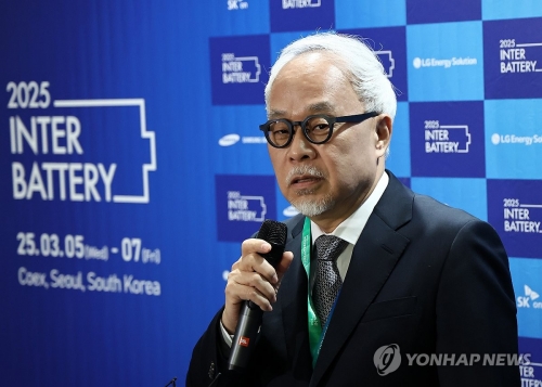 최주선 삼성SDI 대표이사가 5일 서울 강남구 코엑스에서 열린 '인터배터리 2025'에 참석 전 도어스테핑(약식 회견)을 갖고 있다.