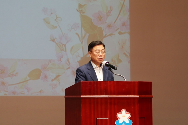 3월 직원조회에서 신상진 성남시장이 훈시말씀을 하고 있다.