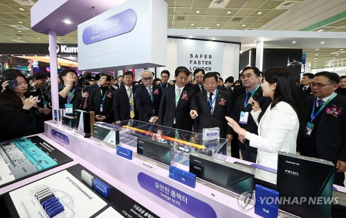 5일 서울 강남구 코엑스에서 열린 '인터배터리 2025'에서 안덕근 산업통상자원부 장관, 한국배터리산업협회장 김동명 LG에너지솔루션 최고경영자 사장, 최주선 삼성 SDI대표이사를 비롯한 배터리 업체 대표 등 관계자들이 삼성SDI 부스를 둘러보고 있다.