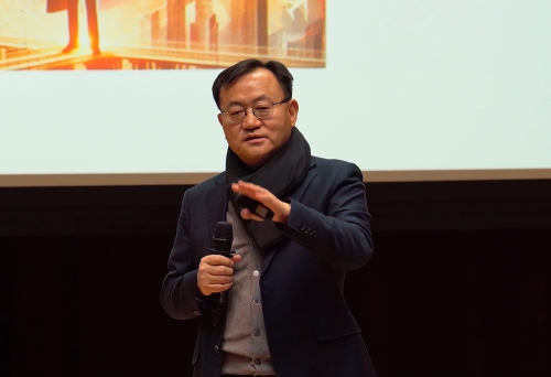 명노현 LS 부회장이 최근 LS미래원에서 그룹 내 전 팀장들을 대상으로 CEO 특강을 진행하고 있다.[사진=LS그룹]