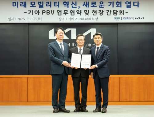 (왼쪽부터) 정명근 화성특례시장, 김동연 경기도지사, 기아 송호성 사장이 기념 사진을 촬영하는 모습