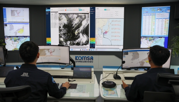 한국해양교통안전공단 운항상황센터에서 운항관리자가 기상 정보 등을 모니터링 하는 모습