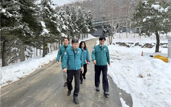 심상택 이사장이 국립한국자생식물원 전시원을 순회하며 해빙기 안전점검을 실시하고 있다.
