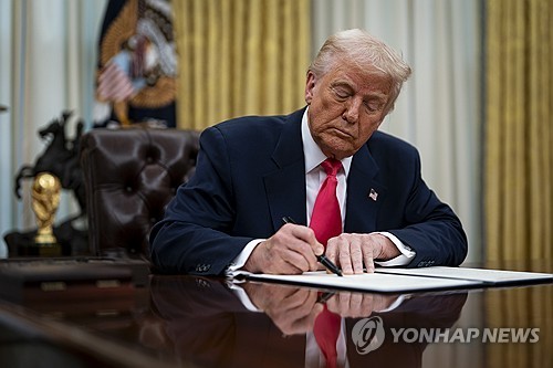 관세 유예 행정명령에 서명하는 트럼프 대통령<br>