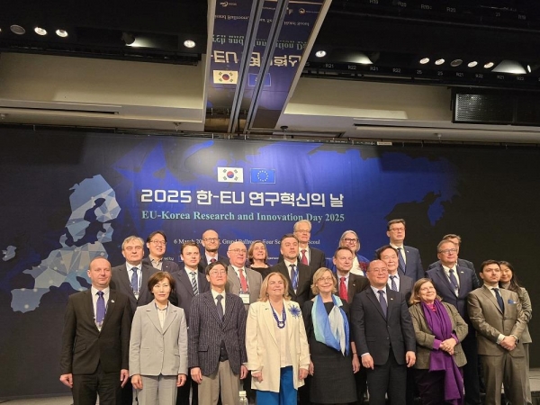 한국수자원공사는 3월 6일 열린 '2025 한-유럽연합 연구혁신의 날'에서 주한 유럽연합 대표부 및 유럽연합집행위원회 연구혁신총국와 국제 연구 및 개발 분야 협력 체계 강화를 위한 방안을 논의했다. (맨 앞줄 왼쪽 두 번째 한국수자원공사 구자영 기획부문장, 네 번째 주한 유럽연합 마리아 카스티요 페르난데즈 대사, 다섯 번째 유럽연합집행위원회 시그네 랏소 연구혁신총국 부총국장)
