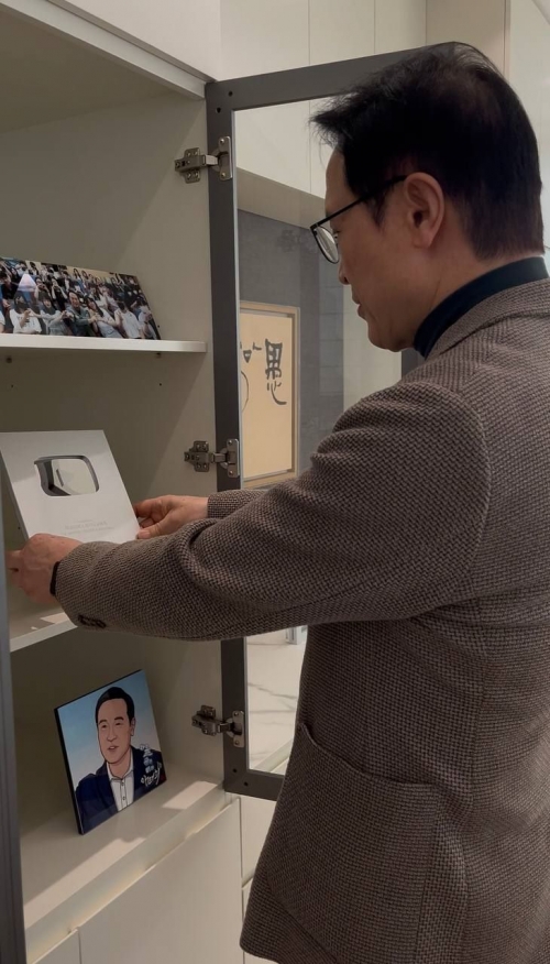 경기도교육청(교육감 임태희)이 운영하는 공식 유튜브 채널 '지오이(GOE)'가 구독자 10만 명을 달성해 '실버버튼'을 획득했다. 이는 경기도 공공기관에서 달성한 최초의 기록이다.