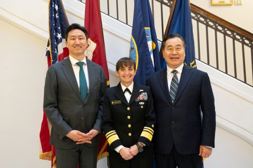 정기선 HD현대 수석부회장(왼쪽)이 정호섭 전 대한민국 해군참모총장(오른쪽), 이벳 M. 데이비스 미국 해군사관학교 교장(가운데)과 기념사진을 촬영하고 있다.[사진=HD현대]