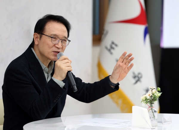 임태희 경기도교육감이 청년 공무원의 처우개선을 돕겠다는 약속을 지켰다. 전국 교육청 최초로 청년 공무원의 맞춤형 복지점수를 대폭 지원한다.