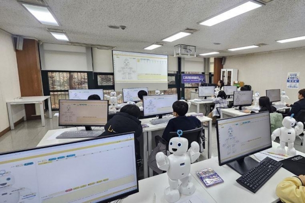 성남도시개발공사 수정도서관은 AI 로봇 파이보를 활용해 초등학교 학생들을 대상으로 코딩 교실을 운영하고 있다.