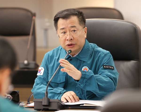 산업부와 KOTRA는 지난 1월부터 매주 화요일 '수출투자비상대책반'을 개최하며 수출기업의 애로해소에 전사적 역량을 결집하고 있다. 강경성 KOTRA 사장이 비상대책회의에서 발언하고 있다.