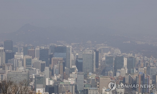 서울의 대기가 초미세·미세먼지 나쁨을 기록하고 있는 10일 서울 남산에서 바라본 서울 시내가 뿌연 대기로 회색 도시가 돼 있다.