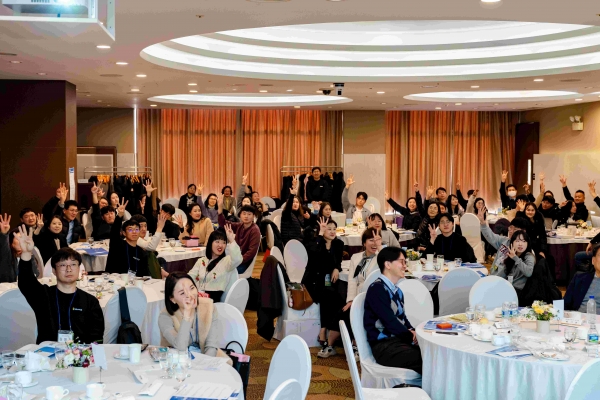 테크빌교육이 지난 22일 프레지던트 호텔에서 '2024 찾아가는 학교 컨설팅, 선도과정 운영기관 성과공유회'를 개최하고 우수 강사와 코디네이터 시상 등을 진행한 뒤 기념 촬영하고 있다.