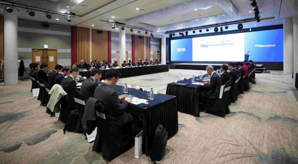 인천경제자유구역청(청장 윤원석)은 11일 경원재호텔에서 인천경제자유구역 내 투자기업 최고경영자(CEO) 등을 초청해 투자유치 정책간담회를 개최했다.
