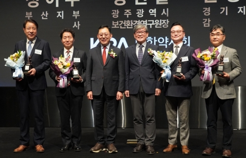 (좌측부터) 김동근 약사, 정현철 약사, 최광훈 前대한약사회장, 백진기 한독 대표이사, 전승호 약사, 손병로 약사