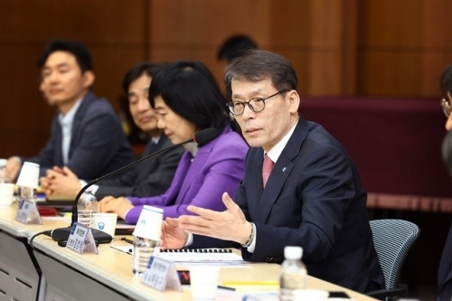 김성태 IBK기업은행장이 중소기업 대표들과 대화 하고 있는 모습. [사진=IBK기업은행]