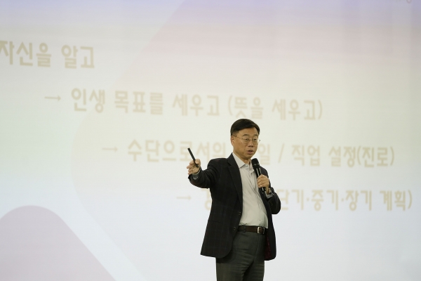 신상진 성남시장이 12일 낙생고등학교에서 '꿈과 미래를 위한 열정과 도전'을 주제로 진로 특강 중이다.