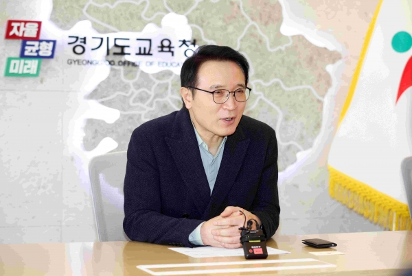 경기도교육청(교육감 임태희)이 교사의 연구역량과 교육 전문성 강화를 위해 석사 학위 과정 교사 100명을 선발해 등록금을 지원한다. (임태희 경기도교육감)